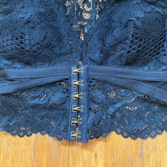 2 for $20 🌸 Lace Bra Top from La Senza - Picture 2 of 3